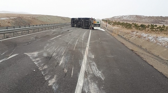Gaz yüklü tanker devrildi, Sivas-Kayseri Karayolu trafiğe kapatıldı