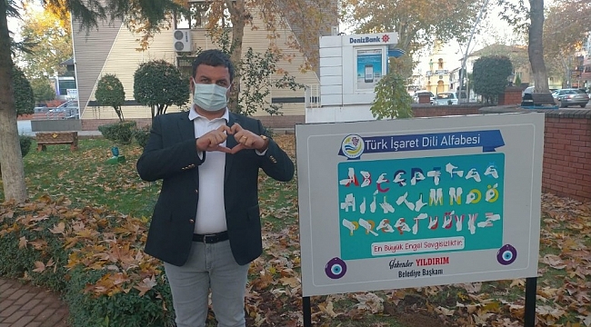 Gölbaşı ilçesinin belirli bölgelerine işaret dili tabelası yerleştirdi