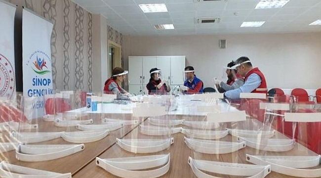 Gönüllü olarak siperlik maske üretiyorlar
