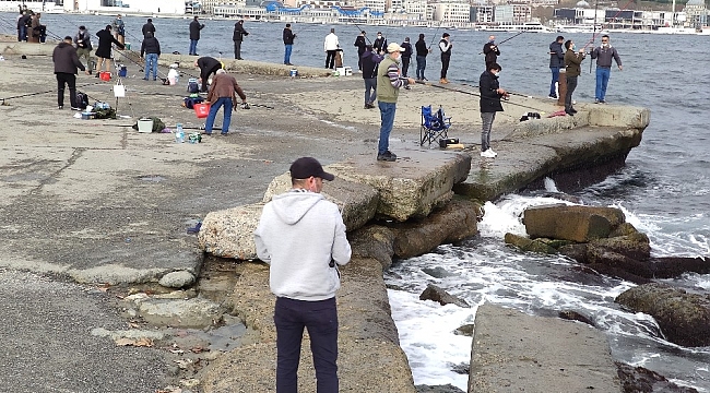 Güneşi görenler oltalarıyla Sarayburnu'na akın etti