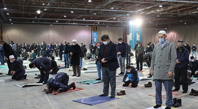 Güvenli alanda ilk cuma namazı