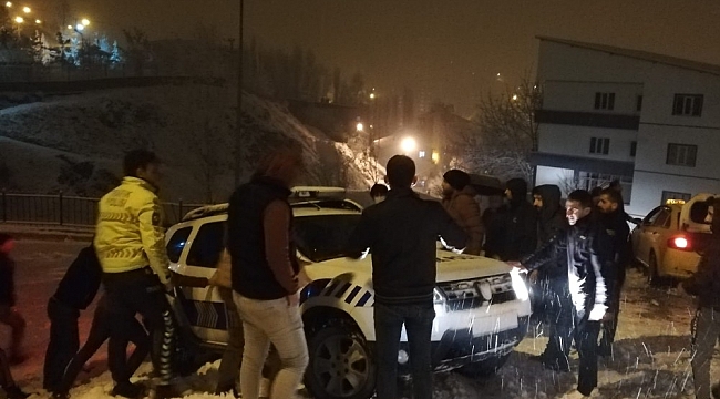 Hakkari'de kar nedeniyle kayganlaşan yolda trafik kazası