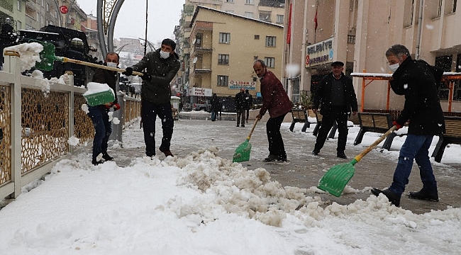 Hakkari'de kar timleri görev başında