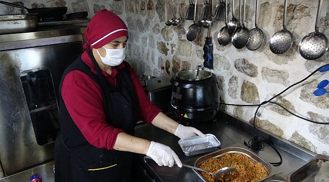 Hatay'da yöresel yemekler, paket servisle evlere ulaştırılıyor