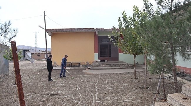 Hazro'da cami, taziye evi ve okul bahçeleri parke taşı ile döşendi