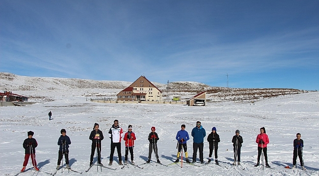 Hesarek beyaza büründü, kayaklı koşu sporcuları eğitime başladı