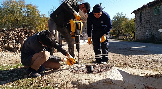 İbradı'da kanalizasyon kapakları yenileniyor