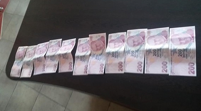 İçerisinde para olan cüzdanı sahibine teslim etti