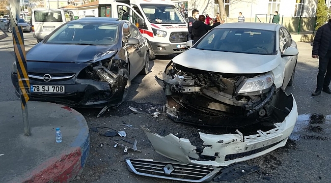 İki otomobil kavşakta çarpıştı: 2 yaralı