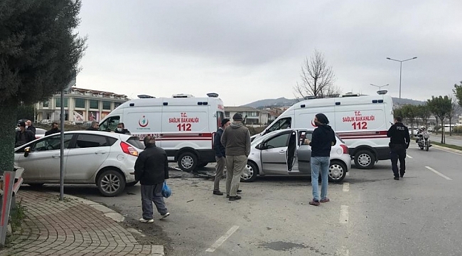 İki otomobilin çarpıştığı kazada 1'i bebek toplamda 3 kişi yaralandı