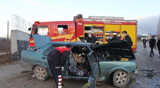 Isparta'da 2 otomobil kafa kafaya çarpıştı: 1 ölü, 4 yaralı