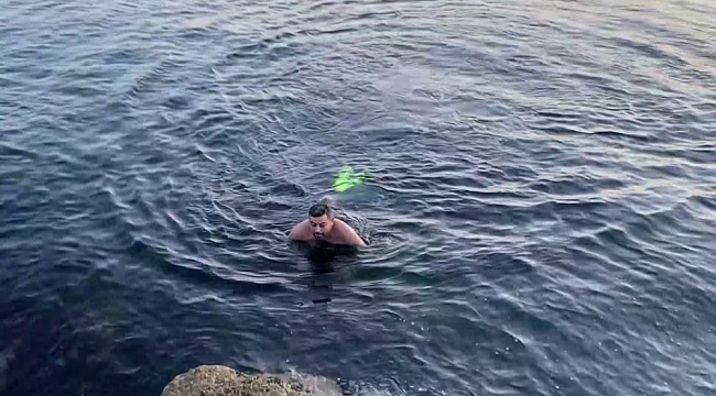İstanbul'da Aralık ayında günbatımına karşı deniz keyfi