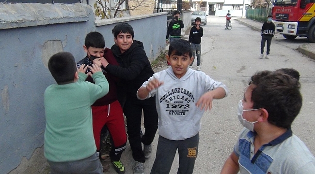 İtfaiye, polis ve basını gören çocuklar sokağa koştu