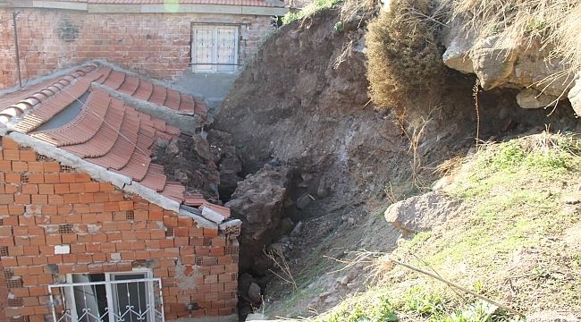 İzmir'de heyelan paniği: Bazı evler zarar gördü