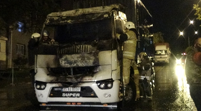 İzmir'de park halindeki TIR alevlere teslim oldu