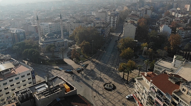 Kalabalıklarıyla hafızalara kazınan meydanlar boş kaldı