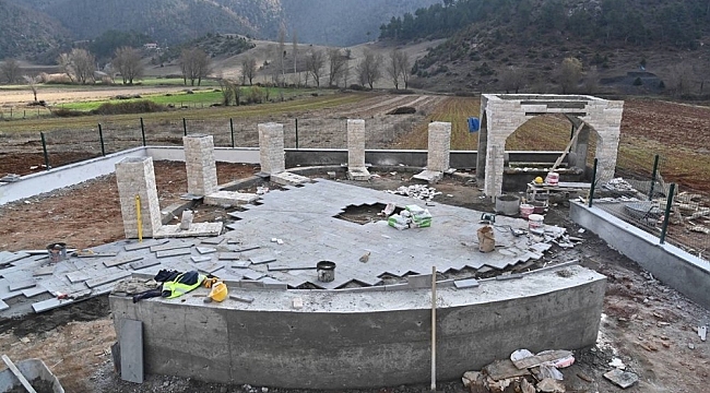 Karacaoğlan'a saz şeklinde anıt mezar