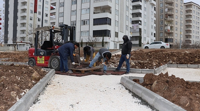 Karaköprü'de parklarda yeşillendirme çalışmaları