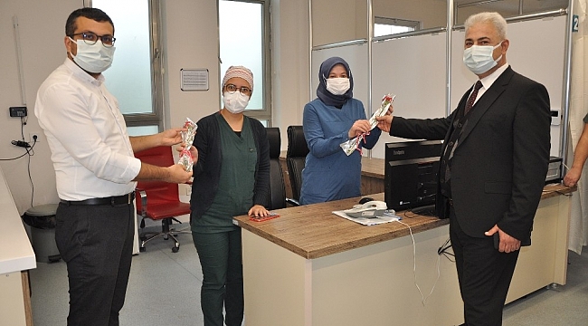 Karaman İl Sağlık Müdürü Kurşun'dan sağlık çalışanlarına karanfil