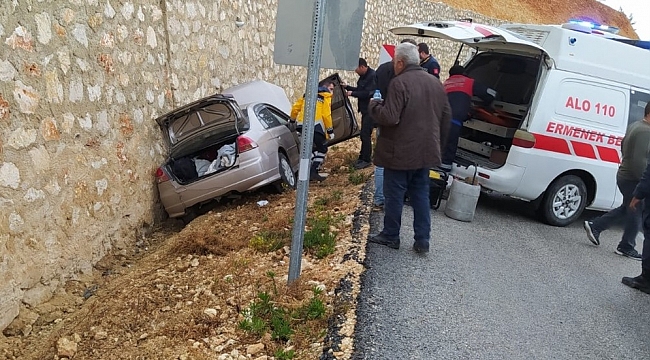 Karaman'da kontrolden çıkan otomobil istinat duvarına çarptı: 5 yaralı