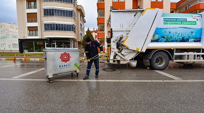Karesi'de çöp konteynırları düzenli olarak yıkanıp dezenfekte ediliyor