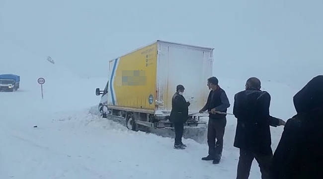 Kargo kamyonu kara saplandı