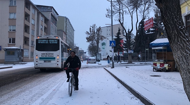Kars'ta kar yağışı etkili oluyor