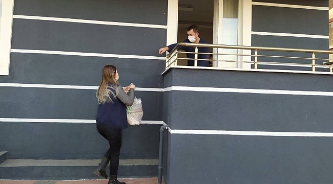 Kartepe'de evde kalanların ihtiyaçları, belediye ekipleri tarafından karşılanıyor