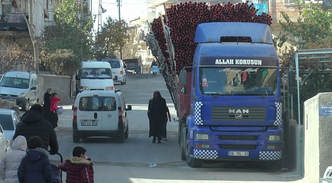 Kasası su borusu dolu tır tehlike saçıyor