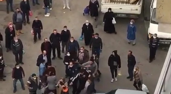 Kavgada mesafe unutuldu...Pazarda genç kadınla adamın yumruklu kavgası kamerada