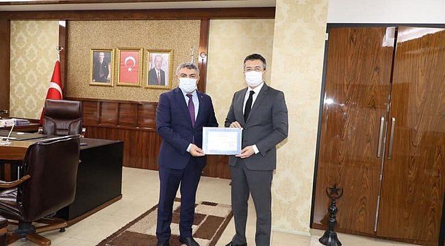 Kaymakam Alkan'dan Başkan Şayir'e teşekkür belgesi