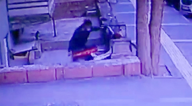 Kayseri'de 2 hırsızın motosikleti çalma anı kameralara yansıdı