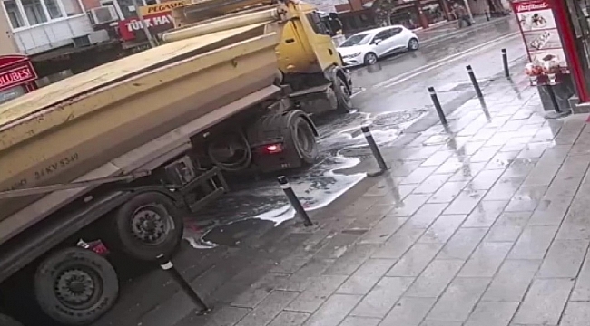 Kaza yapan kamyonun deposundan akan yakıt faciaya davetiye çıkardı