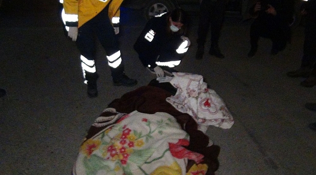 Kazada yaralanan sürücüyü battaniye ile soğuktan korumaya çalıştılar