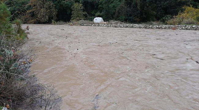 Kemer'de tarım alanları suyla doldu, köprü tıkandı, kaya parçaları yollara düştü