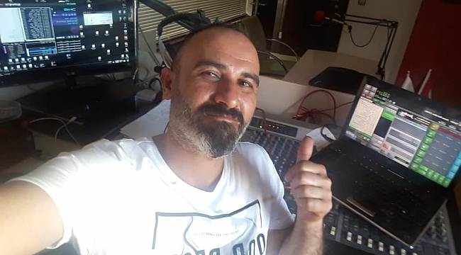 Kırşehir'li radyo spikeri, bozlak türküleri ile sanatçılardan canlı performans alıyor