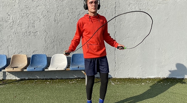 Kısıtlama izninde sokağa spor yapmak için çıkıyor