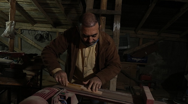 Kısıtlamaları fırsata çevirip evinin çatı katına atölye yaptı