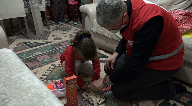 Kızılay yeni yıla saatler kala özel çocukları sevindirdi