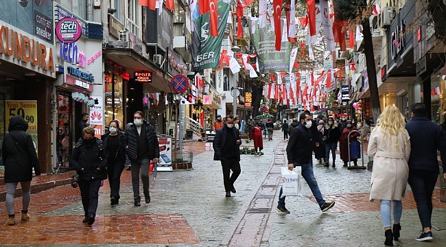 Kocaeli'nin işlek cadde ve sokaklarında maskesiz gezen insanlar 'pes' dedirtti