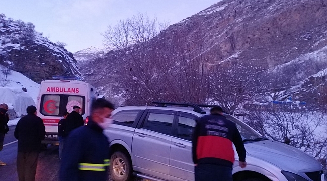 Kontrolden çıkan kamyonet şarampolde askıda kaldı