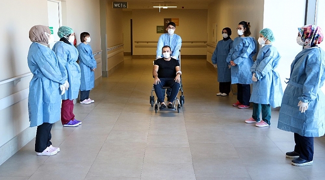 Korona virüse yakalanan sağlık çalışanı alkışlar eşliğinde taburcu oldu