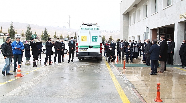 Korona virüsten hayatını kaybeden hemşire son yolculuğuna uğurlandı