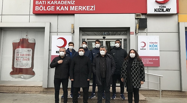 Korona virüsü atlatan Düzcesporlu futbolcular, immün plazma bağışladı