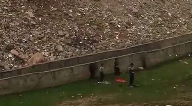 Küçük çocuklar seccadelerini boş alana serip namaz kıldılar