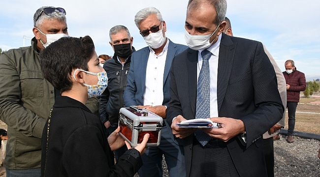 Küçük Deniz Kaan, balon ve mısır satarak biriktirdiği parayı sokak hayvanlarına bağışladı
