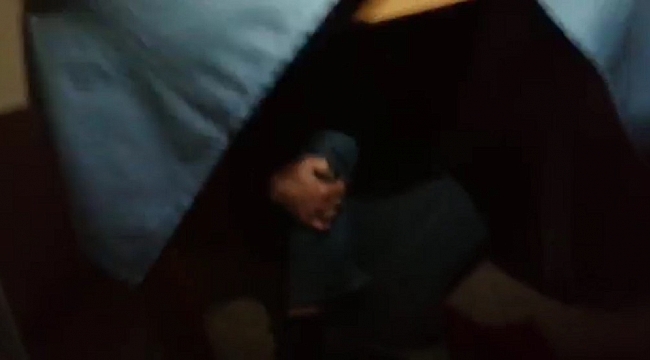 Kumar operasyonunda masanın altına gizlendi