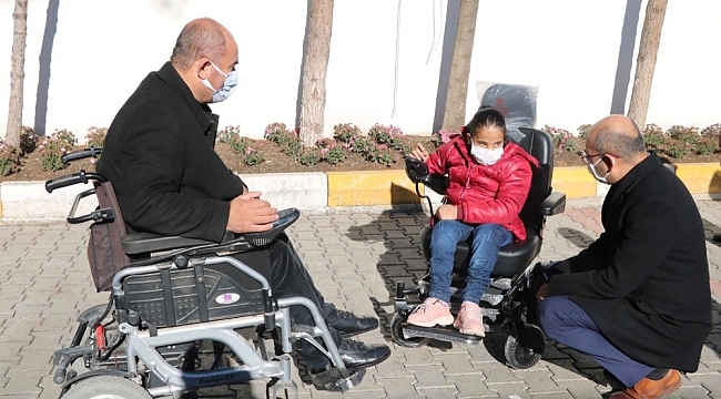 Kurtalan Kaymakamı Aydın, engelli genç kıza akülü sandalye hediye etti