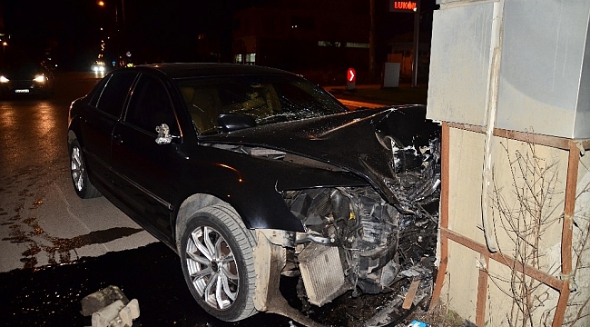 Lüks otomobil ile betona çarptı: 1 yaralı