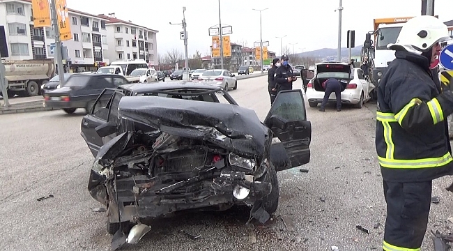 Lüks otomobile çarpan araç hurdaya döndü